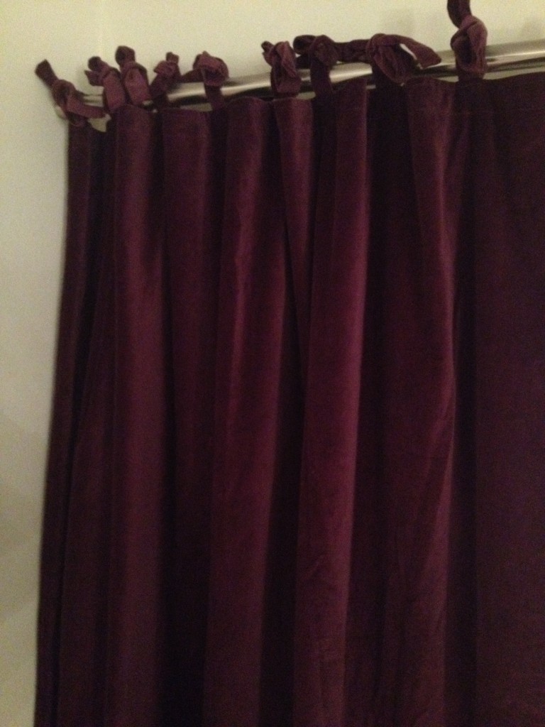 Mine plommefarget gardiner med knytteoppheng på stålstang